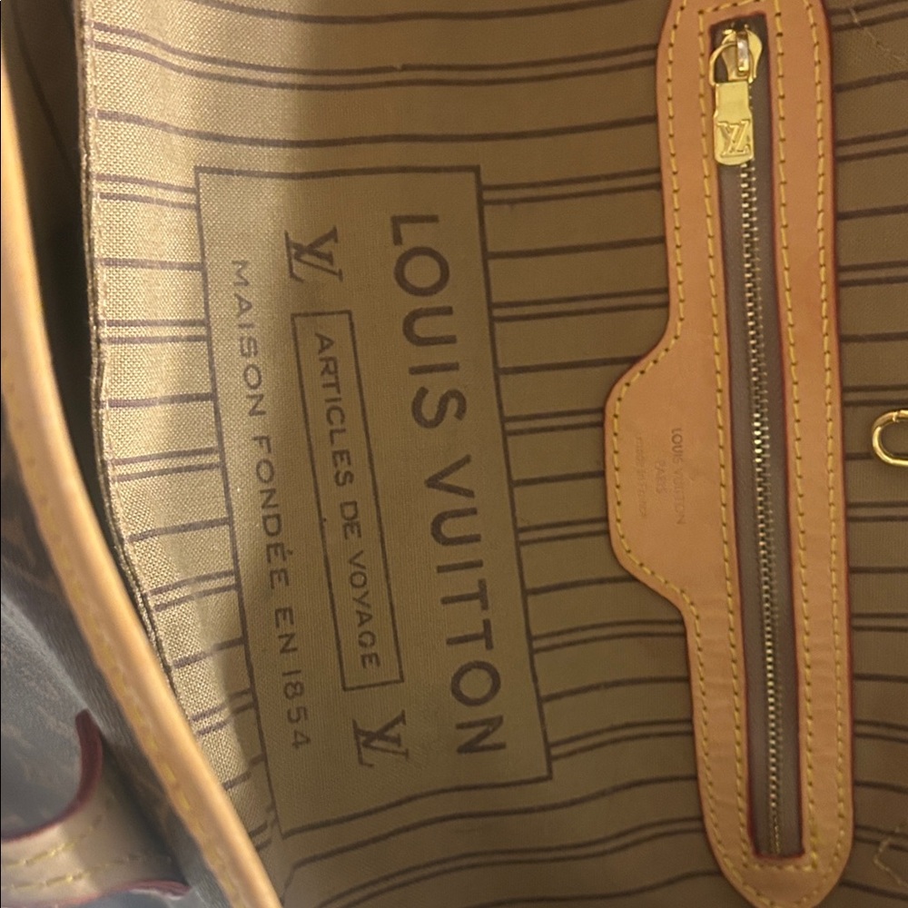 Louis Vuitton Brown Monogram Tote , 2019, MM - Picture 3 of 13